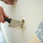 Jak załatać dziurę w ścianie: Narzędzia, kroki i porady